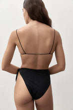 Load image into Gallery viewer, FINE STRAP TRIANGLE TOP - BLACK
